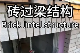 德国资深泥瓦匠砌筑传统砖过梁工艺，力学与匠艺的极致对决！ 德国工匠用精准支撑、调平与砌筑工艺打造古老砖过梁结构，无需钢梁却能稳固承载。#泥瓦匠 #砖过梁 #砌砖 #砌墙 #施工现场实拍