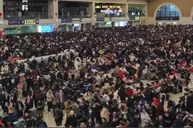 #2025年春节出行预订进入高峰 ，不少人1月26、27日调休请假，拼出11天长假#春运 #回家过年视频封面
