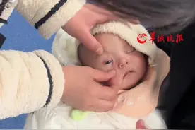 三个月大萌娃装睡不想打针 网友：你永远叫不醒一个装睡的人 宝宝：完了，被这么多人识破了视频封面