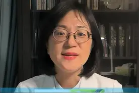 吃小龙虾，却吃出肌肉溶解—横纹肌溶解 吃龙虾季节来了，年轻人吃的爽，出现了肌酸激酶明显升高，横纹肌溶解。
横纹肌溶解是指：肌肉坏死，溶解，被破坏的肌细胞内容物进入到血液循环的一种综合征。#健康科普 #横纹肌溶解症 #小龙虾 #硬核健康科普行动 #医学科普小知识视频封面