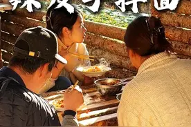 辣皮子拌面，主要选用皮薄肉厚的辣椒，它口感鲜甜，香气四溢，以四平头辣椒为主。根根面条裹上浓郁的汤汁，满口喷香#我的乡村生活 #农村美食记录生活视频封面