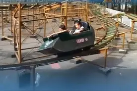 陪伴成都人22年的游乐园里，最惊险刺激的项目非翻滚列车莫属，但因其对身高的限制，很多小朋友无法体验；而疯狂米老鼠的出现，无疑是小朋友追求刺激的不二之选，你还记得多少钱玩一次吗？#镜头里的成都视频封面