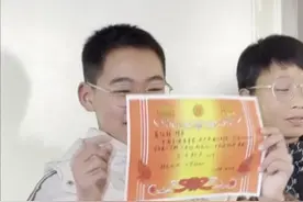 1月16日，河南平顶山，乡村教师毛笔手写奖状激励学生，孩子们举起奖状自豪展示#河南dou知道视频封面