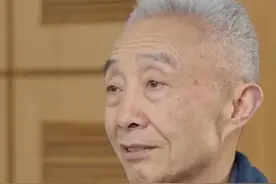 #夜读人生  戴建业：“成为父亲后才慢慢能理解父亲。父亲与孩子一定要主动交流。”有时候，父亲只是将爱藏在了沉默中。让我们珍惜与父亲相处的时光，祝父亲节快乐。#父亲节  #父爱