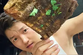 夏天怎么也要来一场烧烤自由！列气！冰镇啤酒没烦恼！#解锁夏日的100种生活方式#各地凉快美食申请出战#正是在夏#夏天的快乐是烧烤和冰镇啤酒给的#人间烟火视频封面