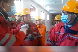 【国务院暗访组被这家煤矿惊到：应急门螺丝都锈了！】近日，国务院安委办明查暗访组，前往陕西渭南董家河煤矿检查时，发现许多细节藏着大隐患。而面对检查人员的质疑，煤矿负责人当场哑口无言。视频封面