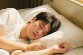 每天午睡多久？什么时候睡最好？有些午睡习惯会对身体造成伤害！学会正确午睡，快转给家人朋友。