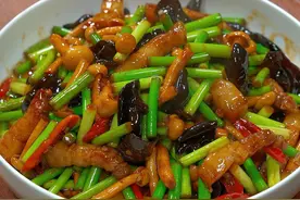 蒜苔炒肉搭配点白玉菇简单一炒，真的太香太下饭了，你也试试吧#蒜苔白玉菇炒肉 #美食 #美食教程 #抖音美食推荐官 #内容启发搜索 @DOU+小助手