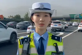 【一线路况】包茂高速西安至柞水方向车流量逐渐增大， 曲江、纺织城、高新收费站通行压力加大，交警部门正在全力保畅，请保持安全车距、谨慎驾驶。（来源 高交大队/拍摄 陈威/剪辑 任羽翔）#畅行中国交警同行  #高速公路  #西安视频封面