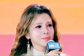 7月15日，山东烟台，#朱迅 眼含热泪，致谢导演田壮壮 ，回忆自己15岁时参演《摇滚青年》。“是您带我走进光影的世界。”