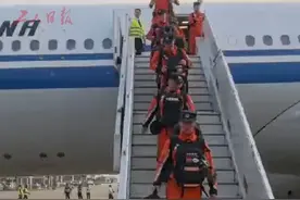 #中国救援队已抵达缅甸  中国救援队一行82人乘坐国航包机从北京飞行3600多公里，于缅甸当地时间3月29日下午4点30分抵达仰光机场，计划乘车赶赴受灾严重的曼德勒省。（工人日报客户端记者 王冬梅）视频封面