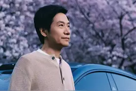 雷军再次回到武汉大学，登上人民日报！拍摄樱花宣传新车太帅了。他从1997年就开始给武大捐钱，奖学金项目至今持续了28年。在武汉大学 130 周年校庆上捐款13亿元！他说：“武大教会我最重要的不是知识，而是学习的能力。”#雷军  #武汉大学  #武汉大学樱花  #小米  #小米汽车视频封面