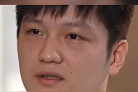 #樊振东声音颤抖回忆深受饭圈困扰  ：曾被疯狂私生饭非法侵入酒店房间，被网暴被骂已经是家常便饭了。他发文写道：“那些人造成的伤害，我至今无法释怀，如今身心俱疲，愿赛场回归真实与热血。”#樊振东称有些伤害至今无法释怀 （剪辑：实习生陈圣梓）视频封面