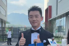 7月6日，郑恺现身重庆，观众呐喊奔跑吧小猎豹！郑恺直呼重庆美食太多，来了重庆就不要想身材管理了，回去再减肥。郑恺：去年来永川科技片场拍过戏，感受过这里的电影、科技氛围，非常棒！#2025上合组织国家电影节闭幕式 #媒体精选计划  #郑恺