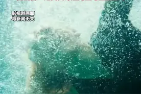 加拿大女子在海边试图与鲨鱼自拍被咬断手臂  两条手臂均被不同程度截肢  目击者：她丈夫冲进海里与鲨鱼搏斗视频封面