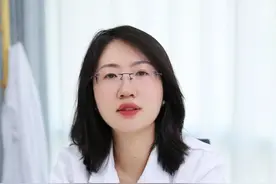 手臂外侧长凸起的小疙瘩，摸起来扎手又难看！医生教你简单处理。#鸡皮肤 #毛周角化#医学科普#皮肤视频封面