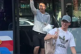 6月12日，#2025重庆中考开考 ，考生们从容自信走进考场。今年，重庆初中毕业生35.18万人，全市设中考考点472个。愿你们落笔生花，不负韶华！#媒体精选计划视频封面