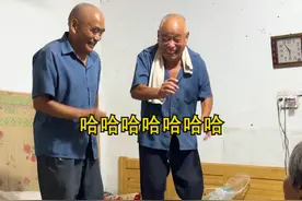 大家想看的奶奶回家后续，它来了！！ 奶奶去姑姑家的那几天，爷爷把奶奶床垫的弹簧都蹦丢了一个，最后连奶奶的轮椅都没放过，如今奶奶回来了...#我的乡村生活 #小时候的回忆 #反转 #祝天下老人身体健康 @抖音热点 @抖音创作小助手