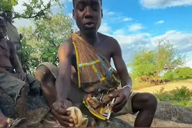 非洲的原始部落都是如何烹饪大肠的， 这原汁原味的大肠很好吃吧。#原始部落 #海外生活 #国外美食 #刺身视频封面