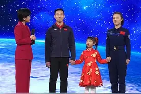 王亚平丈夫：训练再苦再累再忙，妻子也从未缺席过家庭生活。（央视频号：焦点访谈）视频封面
