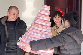 1月30日，河南周口，女生和弟弟熬夜给爸妈准备新年礼物，送上“有钱花大蛋糕”。“看到他们开心，有奋斗的动力。”@-WinJing文静.视频封面