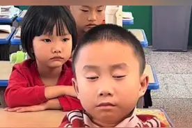 #小孩哥困得太明显了  小孩哥课堂上犯困被老师抓拍，网友：现在才知道我当年演技有多拙劣，原来上课犯困这么明显啊 #小孩哥  #搞笑  #班主任视角里的学生视频封面