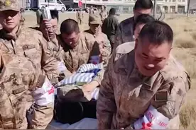 “从来没想过直升机是专门来接我的。”震区村民右眼伤情严重，西部战区紧急派出直升机火速救援。（人民日报）视频封面