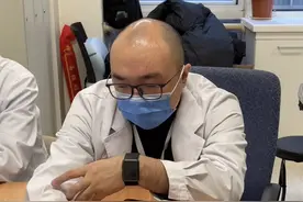 小伙子才39岁，糖足坏疽深可见骨 应该不至于发展到这样严重的程度，前后就医四家医院，情况越来越差。#糖尿病足 #糖尿病足溃疡 #糖尿病足截肢视频封面