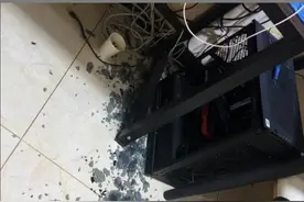 女生打游戏时电脑主机突然冒烟，刚准备检查时主机竟直接“爆炸”（来源：@李香菜 ）视频封面