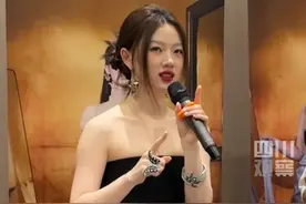7月3日，湖南长沙。#单依纯说很喜欢现在的状态 ：实验性改变就像做妆造一样，要有敢去尝试，敢去探索，敢去玩的勇气。我觉得我最满意的是自己一直在探索的状态，希望可以一直探索下去。#歌手2025
