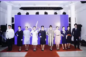 空乘复古制服秀、3D投影秀、全息投影秀……11月9日，法国航空在上海庆祝成立90周年，用精彩纷呈的沉浸式表演展现法航优雅之旅。（记者 刘玢妤）视频封面
