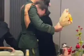 00后武警战士第一次休假回家，从微笑到流泪，尽是对亲人的思念。（刘飞、郝国卿、王家春）视频封面