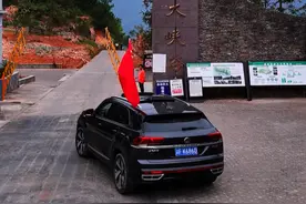 带你们看看深山峡谷里面的公路，你敢开车来感受一下吗？#风景都在路上 #自驾游风景视频封面