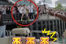 4月4日，中国香港。顶级网红“甲亢哥”到码头登船，引无数粉丝热情围堵秩序告急。看到有人翻越栏杆 ，“甲亢哥”急的连喊“NO”。温馨提示：追星需理性，安全永远第一！#甲亢哥视频封面