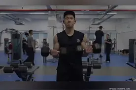 打卡浙江警察学院健身房，每天数百人来健身，来晚了还要排队。视频封面