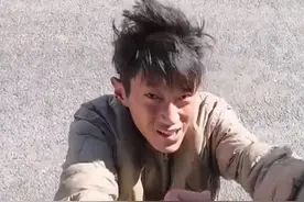 男子开着挖掘机进西藏，沿路清理路面障碍物，补坑，“你做的太好了”。来源：@挖机小何vlog（开着挖机游全国) （编辑：木尼然）#遇见美好巴里坤视频封面