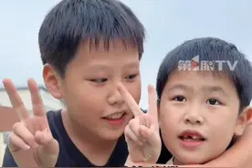 弟弟患自闭症，心智可能永远停在两三岁，哥哥不停追问妈妈为什么，想让妈妈救下弟弟。比起陪伴，他更想妈妈救下弟弟。#兄弟情 #自闭症 （来源：@小轩的春天 ）视频封面