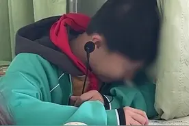 #00后老师给爱讲话学生戴扩音器秒安静 #山东dou知道 #上课 #扩音器视频封面