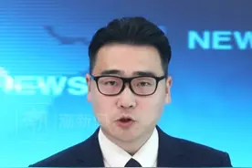 书中自有黄金屋” 具象化了，广西一女孩考上清华大学，学校直接奖励100万元！现金堆成小山，颁奖大会上端上台现场发放