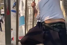5月3日上海，男子与朋友打赌头卡栏杆5小时，最后用洗发水强行拔出视频封面