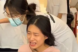 可爱女同学害怕打针“未打先哭”，网友：此时无声胜有声，看得出来她真的很害怕！视频封面