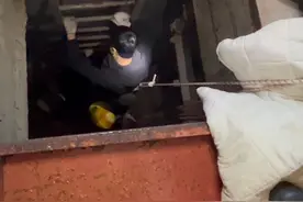 工人作业不慎落井，消防员火速救援。视频封面