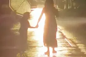 “妈妈，月光之下，静静地我想你了。有了你，我才有家。”❤️ #天使童声合唱团 动情演唱《天之大》，献给每一位平凡而伟大的妈妈。愿天下所有母亲健康快乐！（来源：人民日报）#母亲节