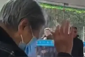 黄旭华夫人坐轮椅泪别黄老，两人1956年结婚，相伴69年