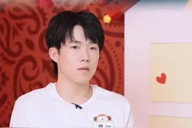 王楚钦吐露心声 “奥运会后极度迷茫 怀疑 崩溃” 中国乒乓球运动员王楚钦接受新华社专访，王楚钦表示自己在巴黎奥运会后的三四个月，整个人在一个极度迷茫、怀疑和一个崩溃的状态当中在徘徊。是内心的一股力量，包括亲朋好友，教练、朋友、长辈的帮助，让自己的精神状态开始变得正向积极。#王楚钦