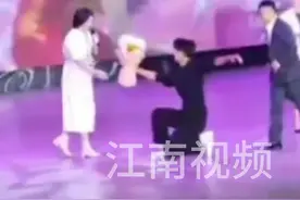 少年的热情和中年的稳重，大二男生给正在表演的老师送花 少年的热情和中年的稳重，大二男生给正在表演的老师送花，一个滑跪动作让现场瞬间沸腾。视频封面