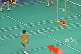 超燃一幕！#8岁男孩飞身上演极限鱼跃救球 ，叶教练：他做到了“球不落地不放弃”！这是身体自然反应，也是对羽毛球的热爱！视频封面