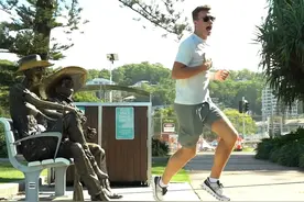 开心最重要，街头假铜人雕塑恶作剧 28 #歪果仁真会玩 #整蛊视频封面