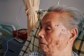 【#95岁离休干部获刑五年 ，#95岁老人被法院认定为恶势力团伙首要分子  】95岁的郑蔚正在等待他的二审开庭。公诉方指控，2004年，郑蔚纠集其家乡的12位村民组成恶势力犯罪团伙，采用暴力、威胁、胁迫、恐吓等手段，实施敲诈勒索、故意毁坏财物、故意伤害等违法犯罪行为，为非作恶，欺压百姓，严重扰乱社会秩序，造成较为恶劣的社会影响。（新京报）