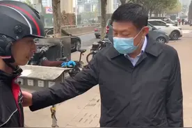 “我看到视频的时候急得不得了，再次表示感谢，向你致敬！”江汉区委书记还嘱咐小哥天冷了注意安全。视频封面